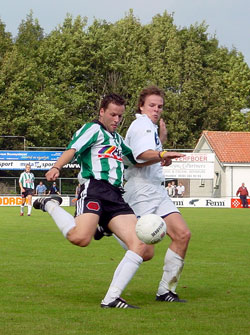 Klaas Johan Knevelman legt aan, echter zonder resultaat (Foto Helmich Lubberts)